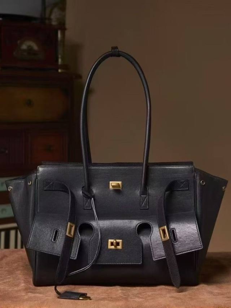 ტყავის ჩანთები