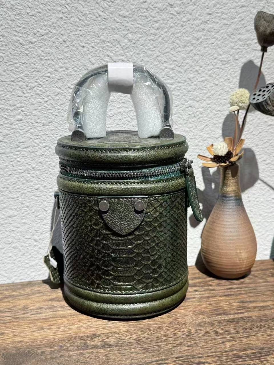 ტყავის ჩანთები