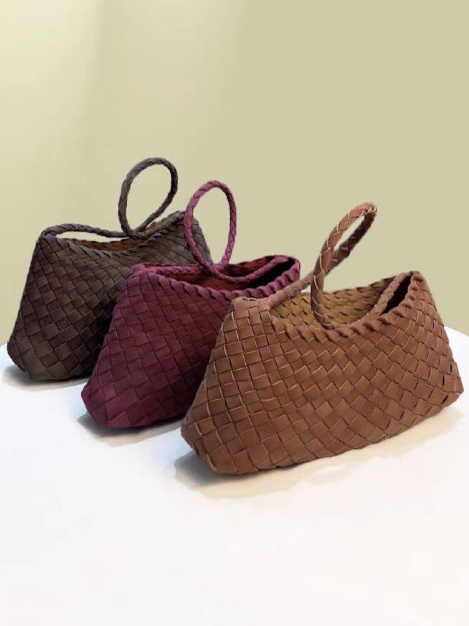 ტყავის ჩანთები