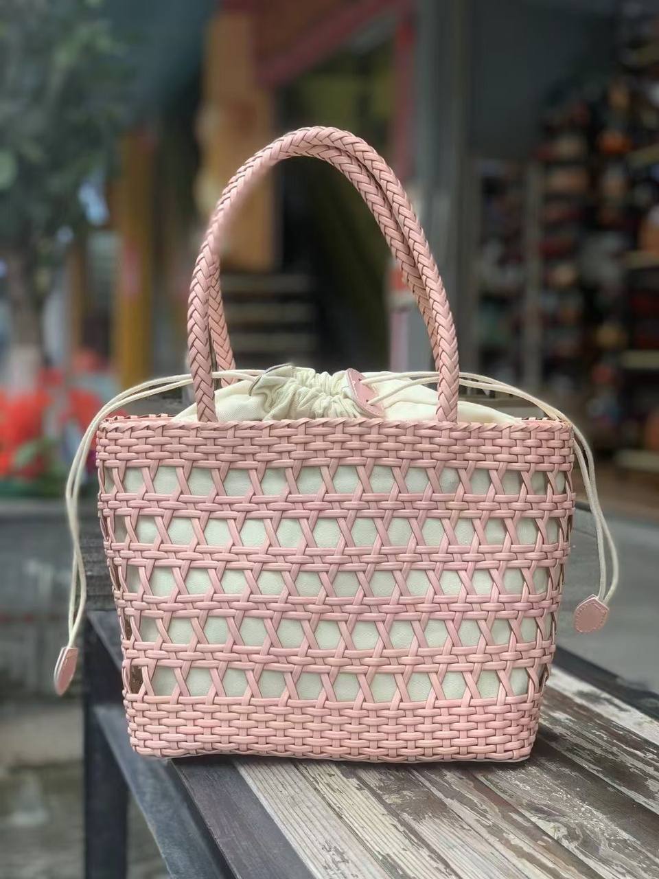 ტყავის ჩანთები