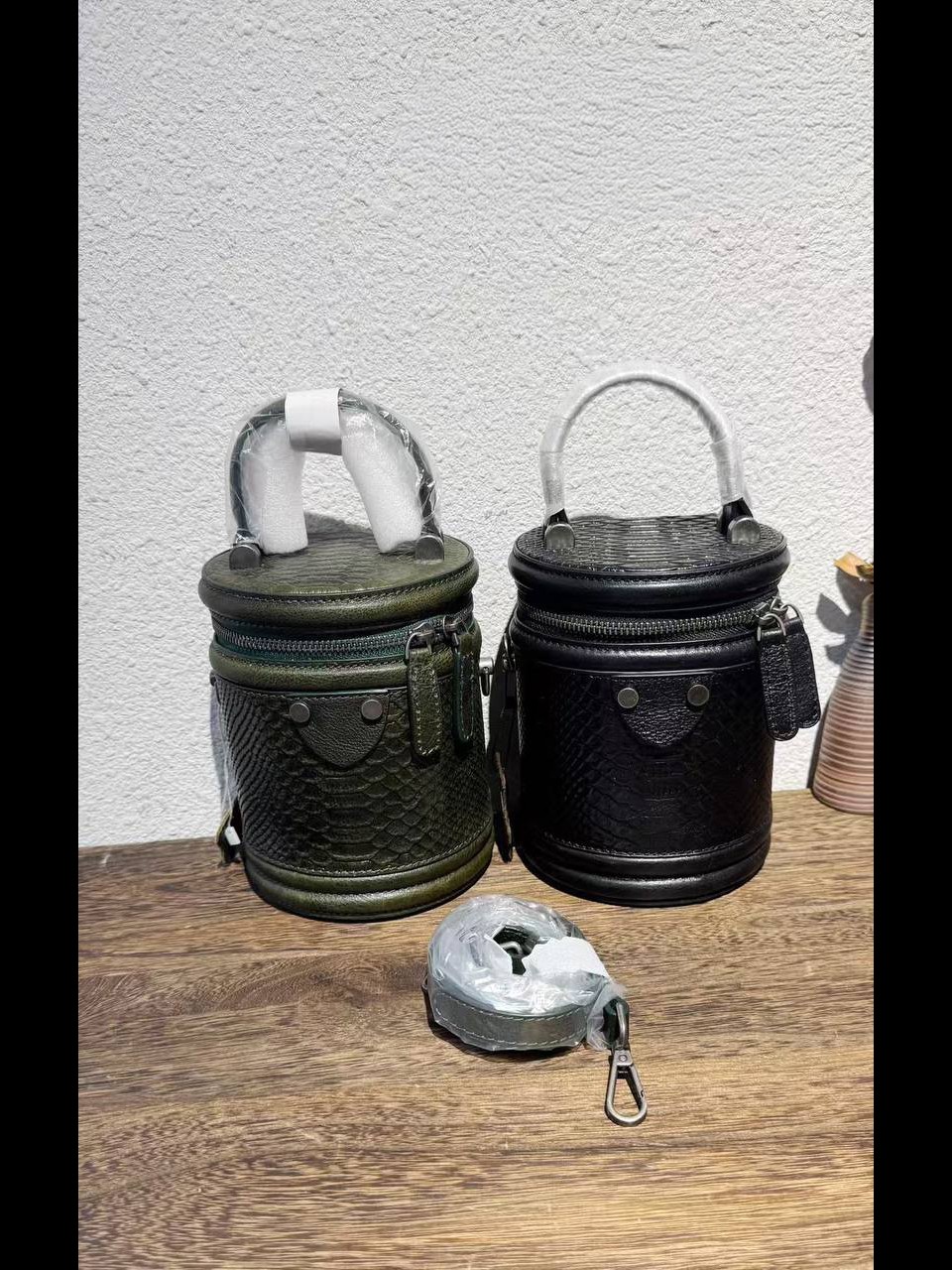 ტყავის ჩანთები