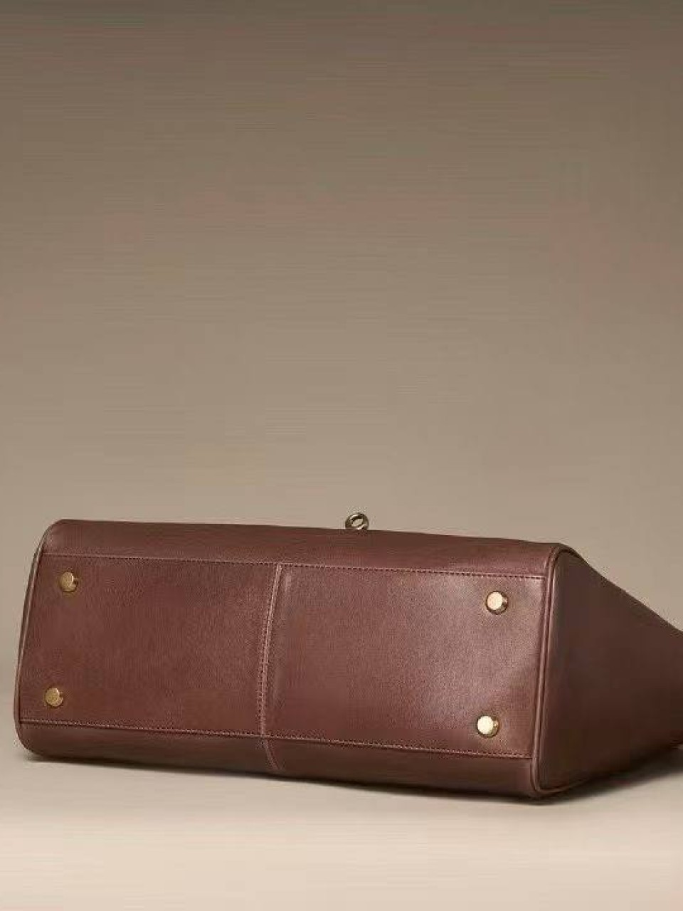 ტყავის ჩანთები