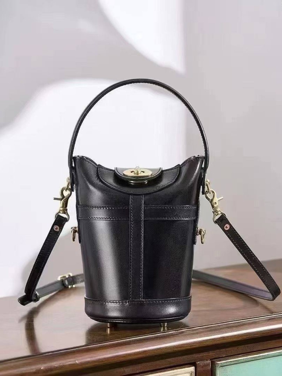 ტყავის ჩანთები