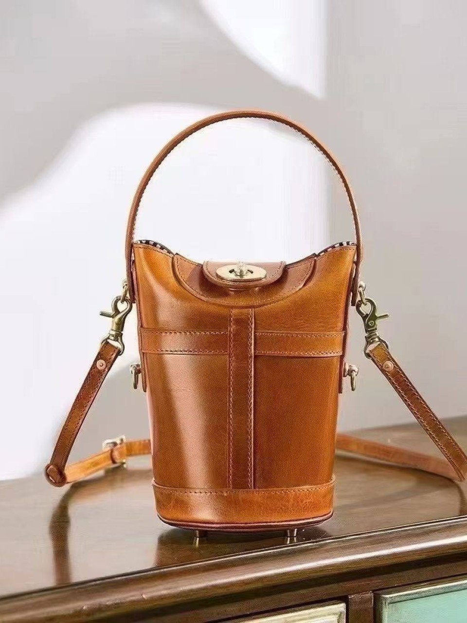 ტყავის ჩანთები