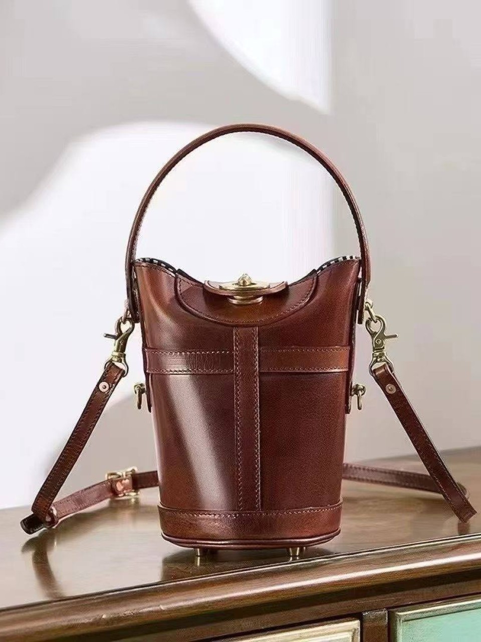 ტყავის ჩანთები