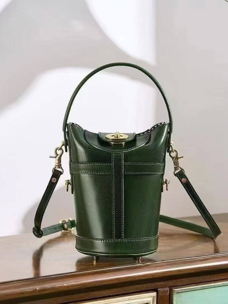 ტყავის ჩანთები