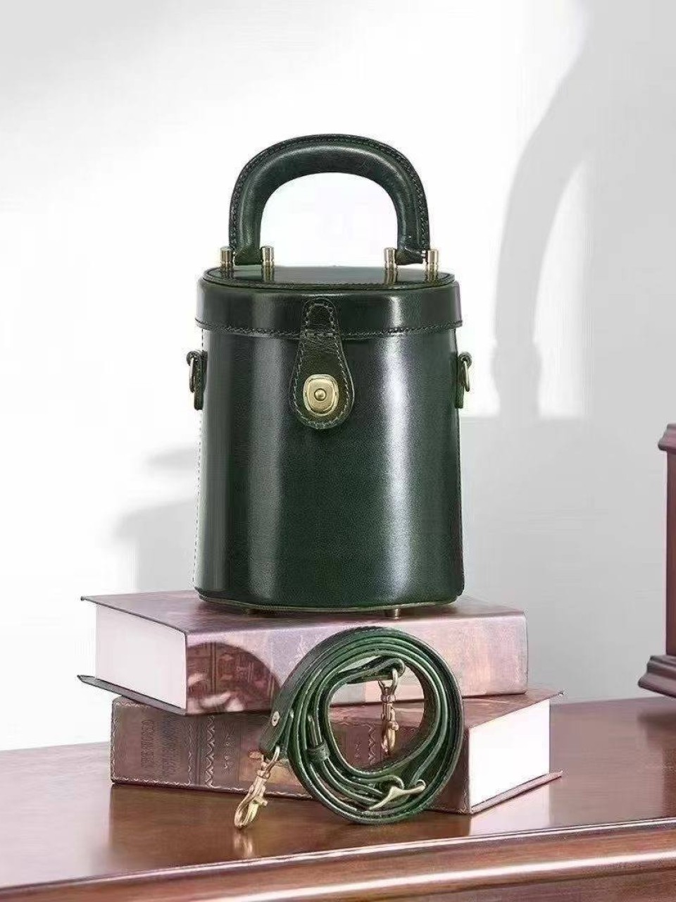 ტყავის ჩანთები