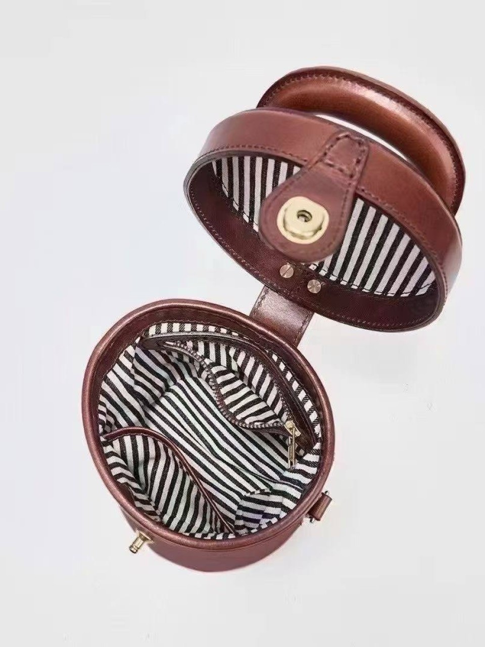 ტყავის ჩანთები