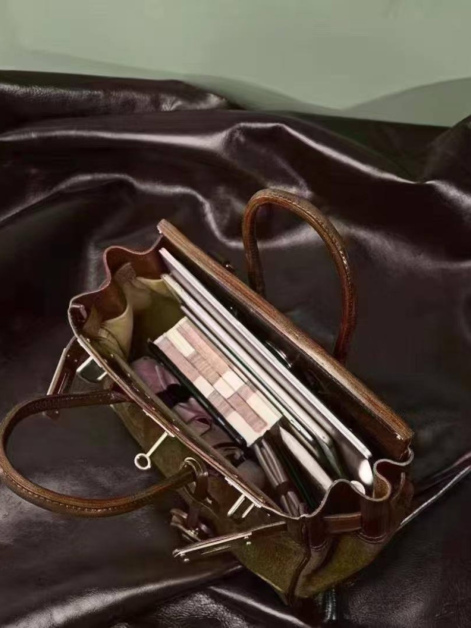 ტყავის ჩანთები