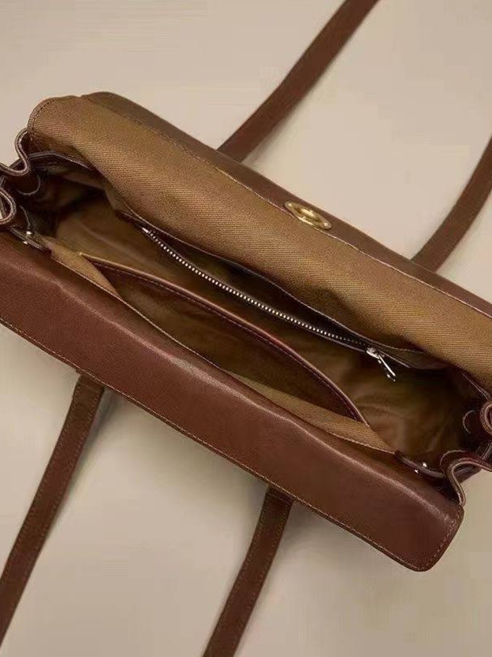 ტყავის ჩანთები