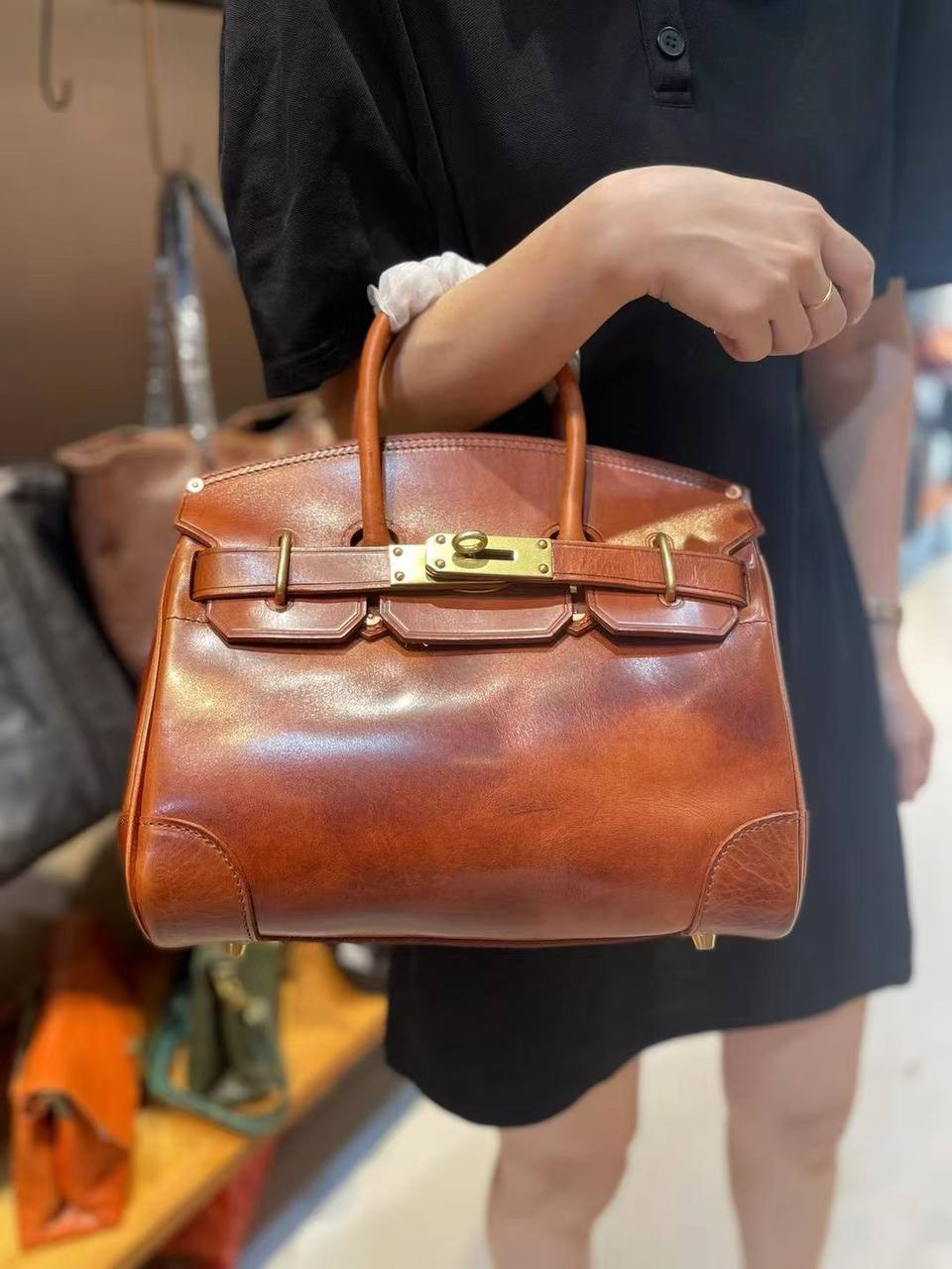 ტყავის ჩანთები