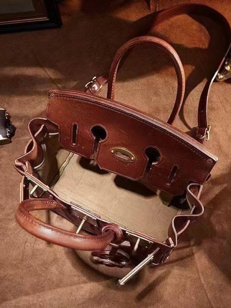 ტყავის ჩანთები