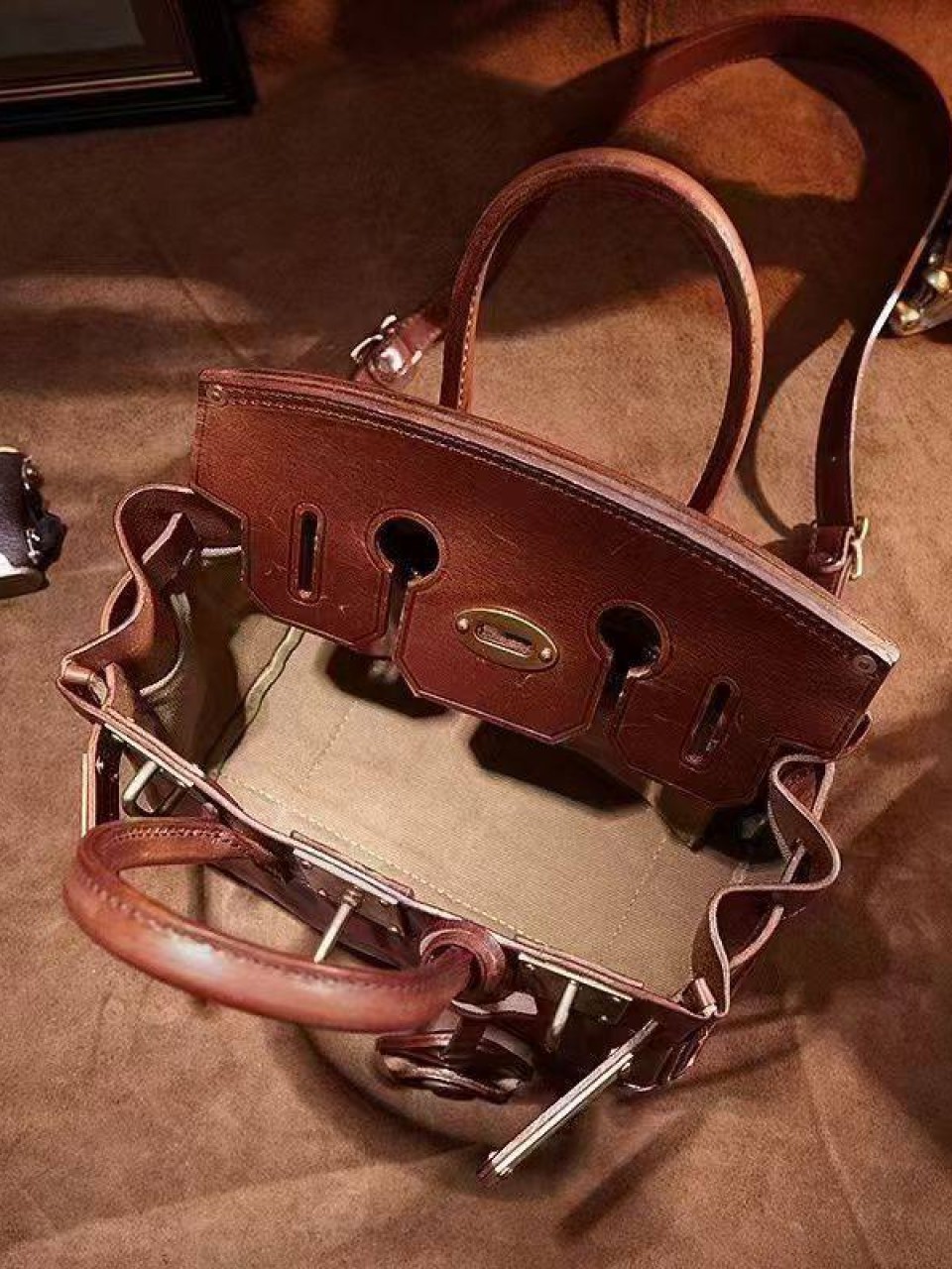 ტყავის ჩანთები