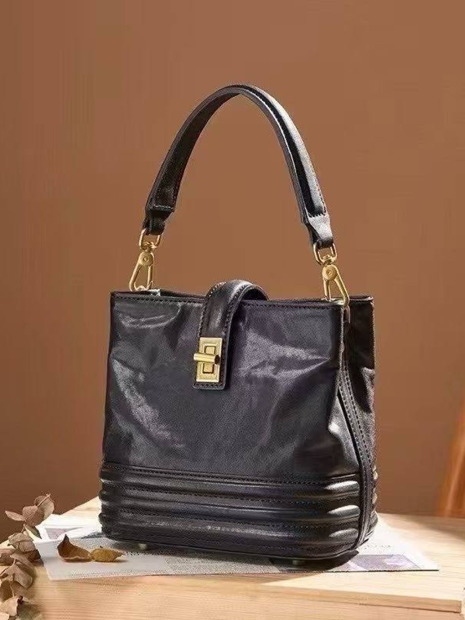 ტყავის ჩანთები