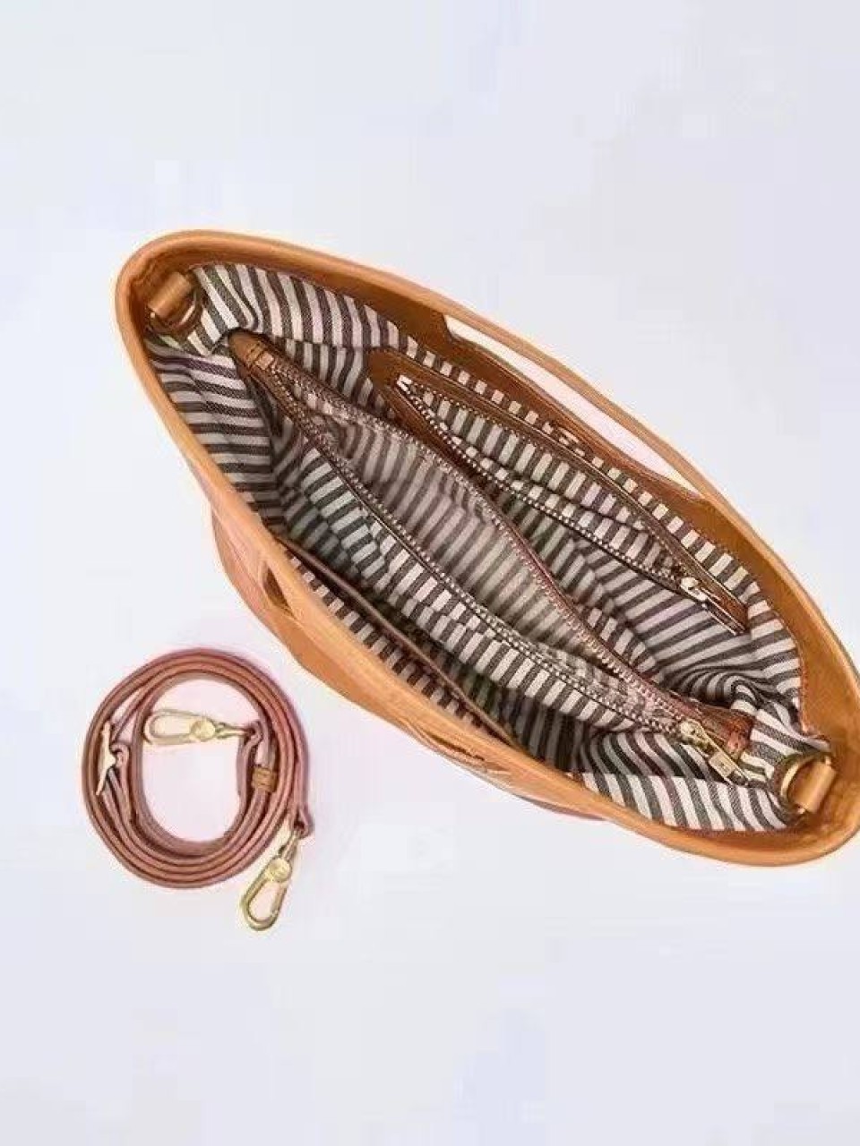 ტყავის ჩანთები