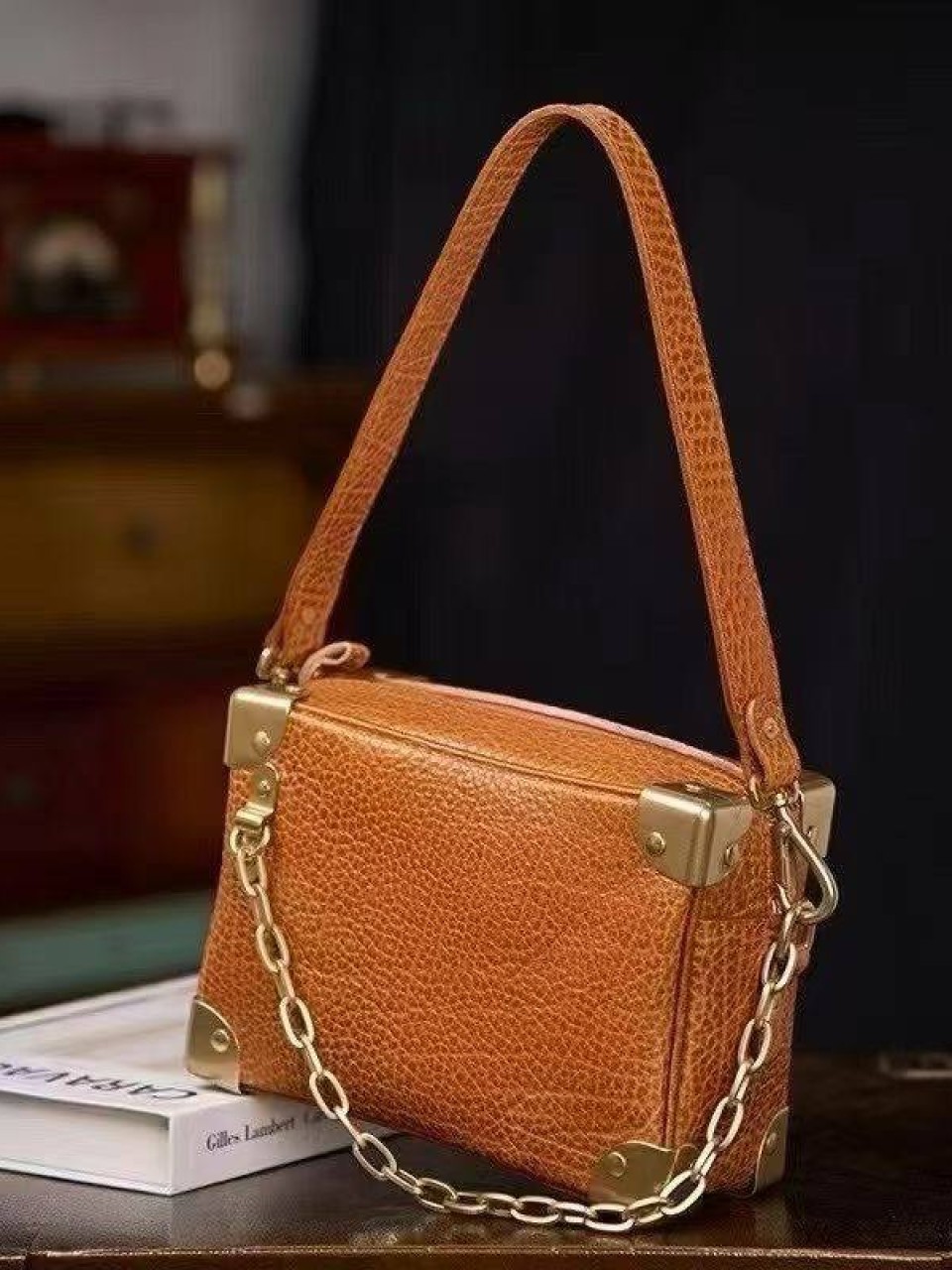 ტყავის ჩანთები