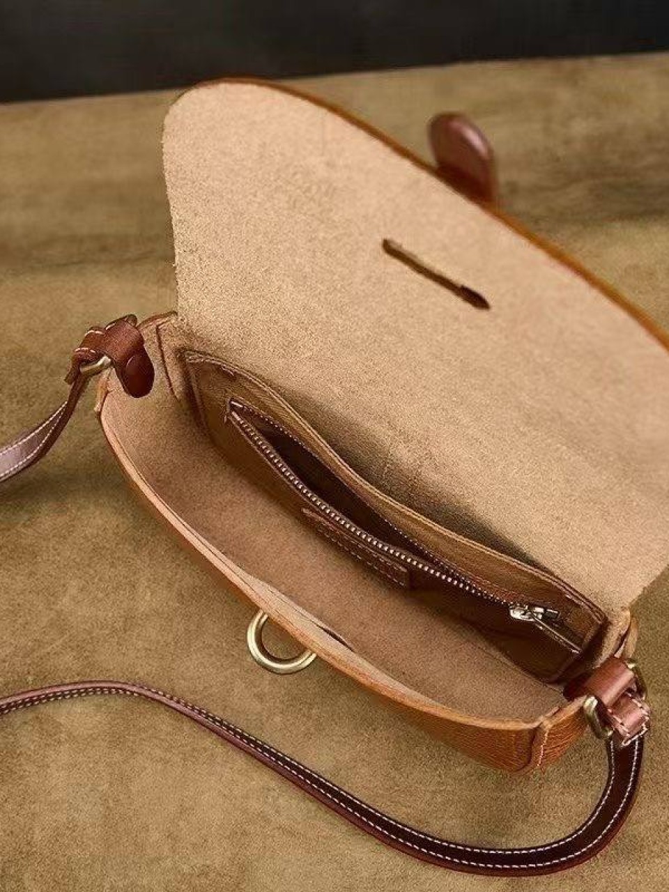 ტყავის ჩანთები