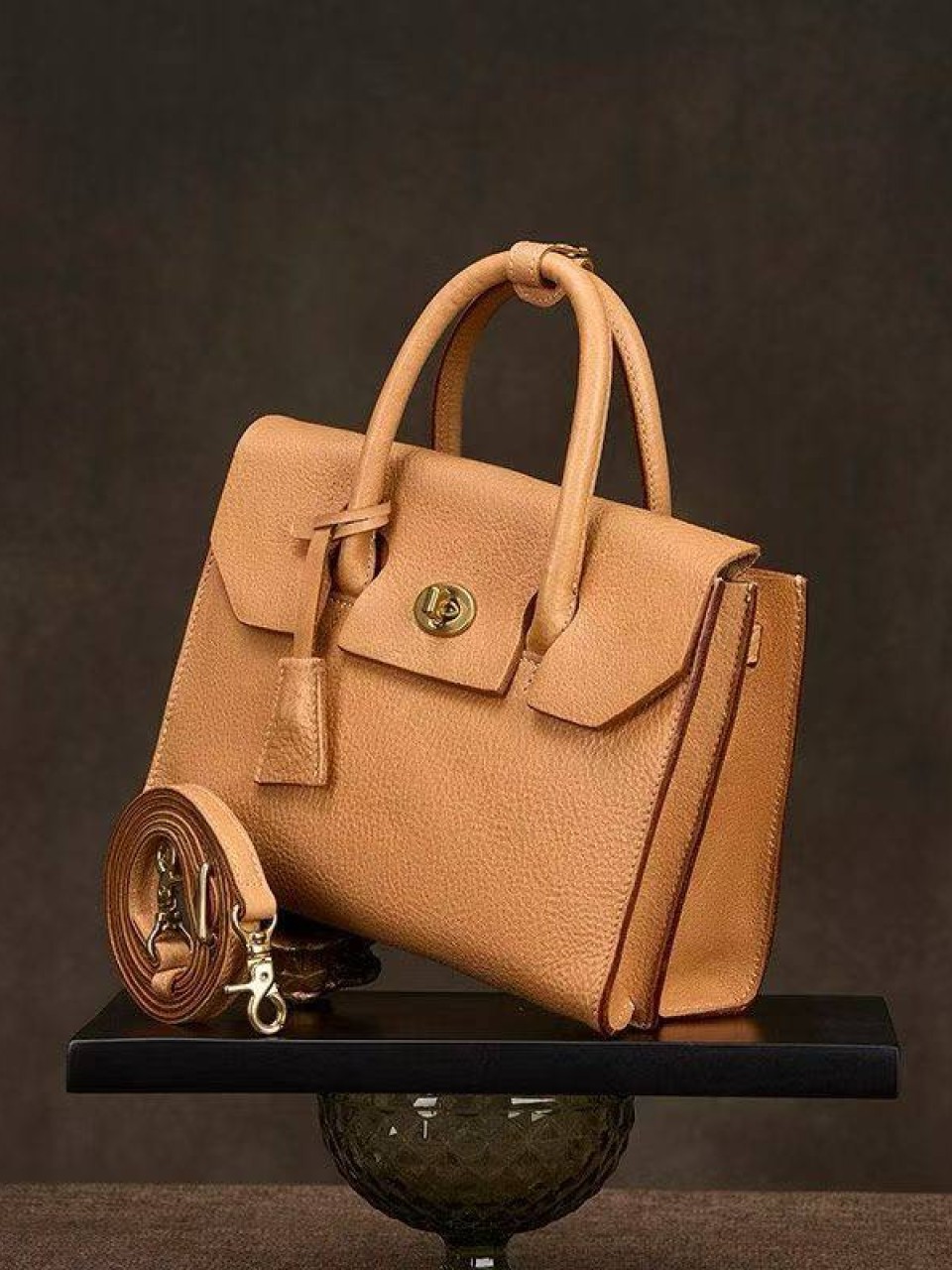 ტყავის ჩანთები