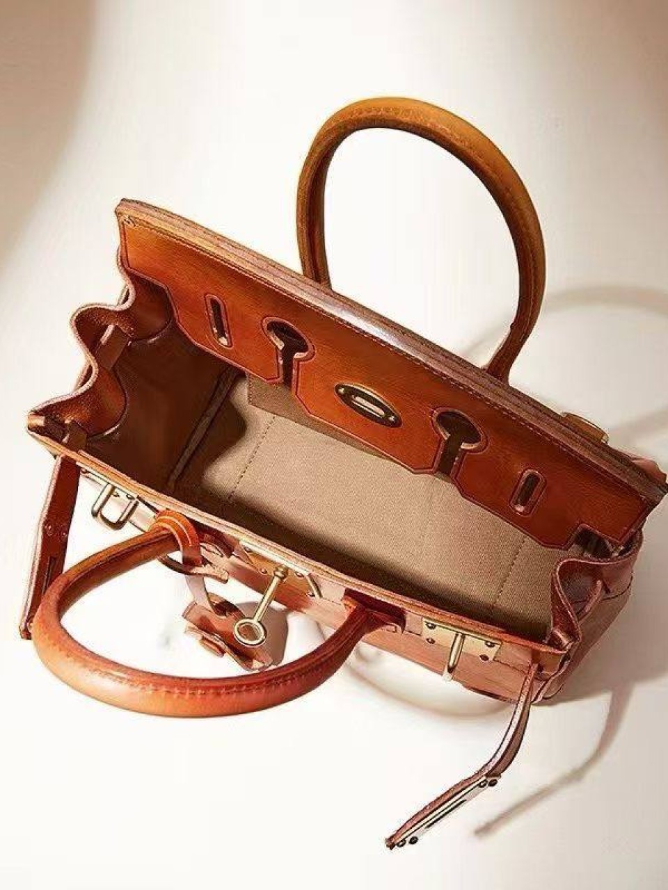 ტყავის ჩანთები