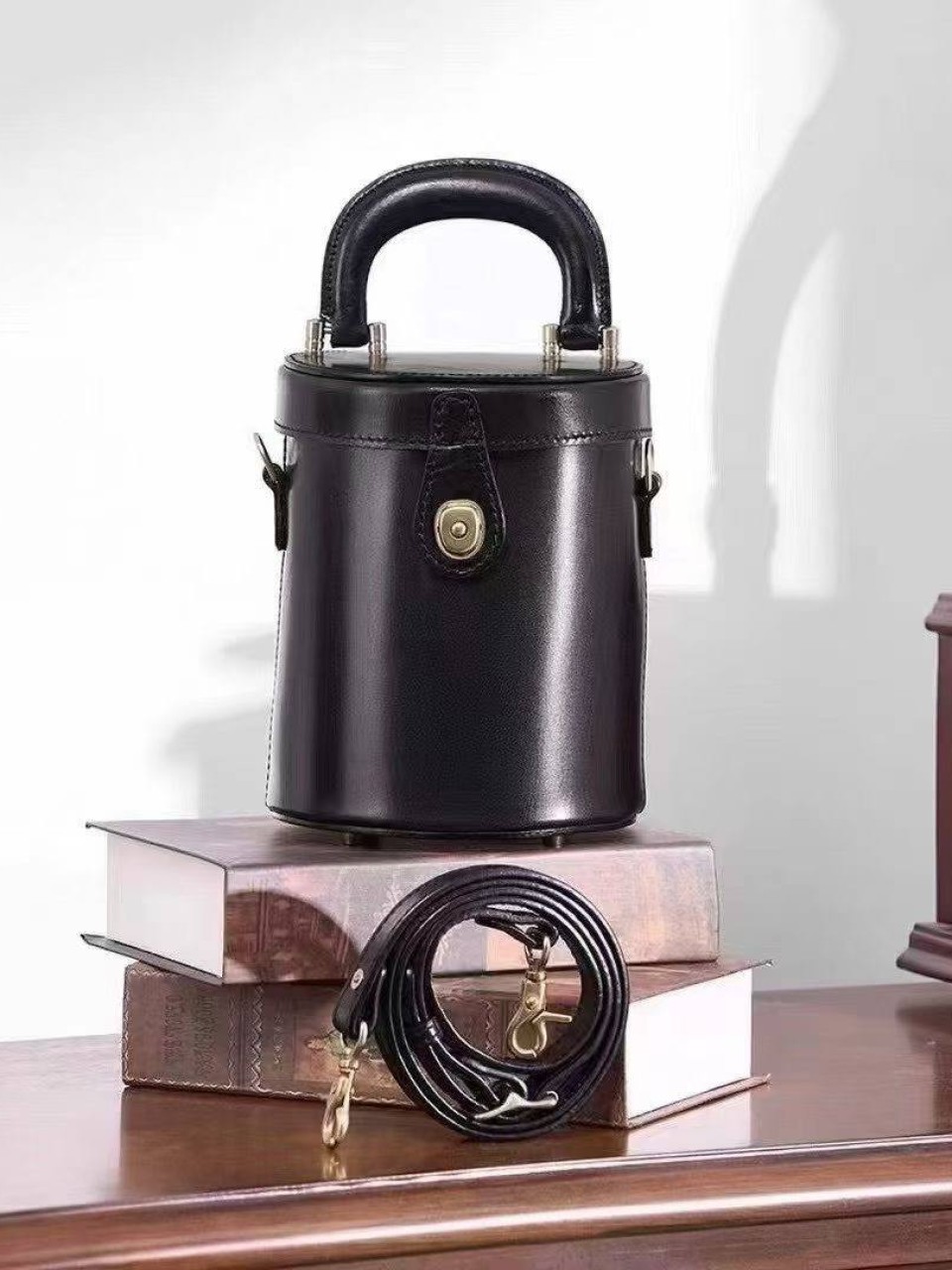 ტყავის ჩანთები