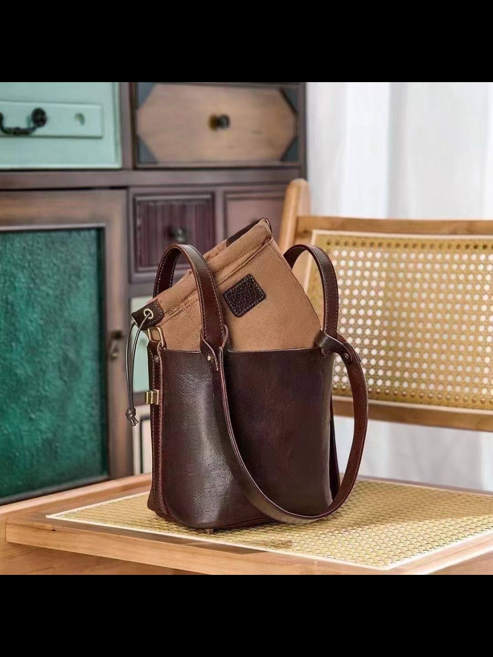 ტყავის ჩანთები