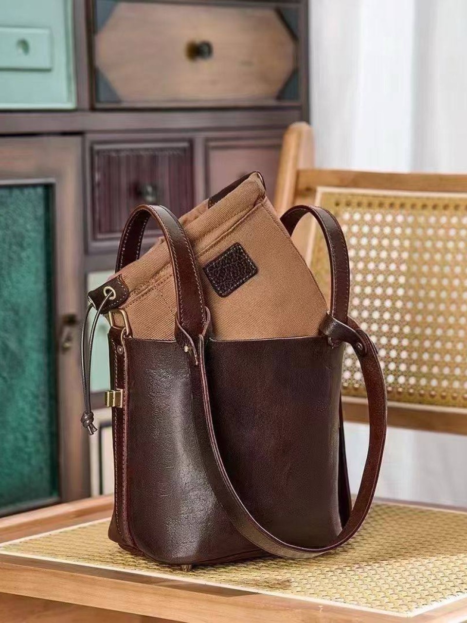 ტყავის ჩანთები