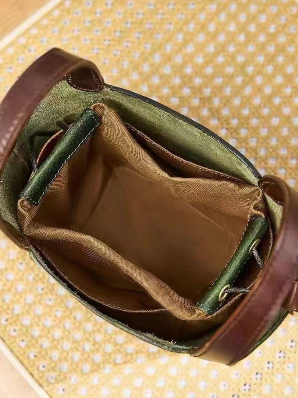 ტყავის ჩანთები