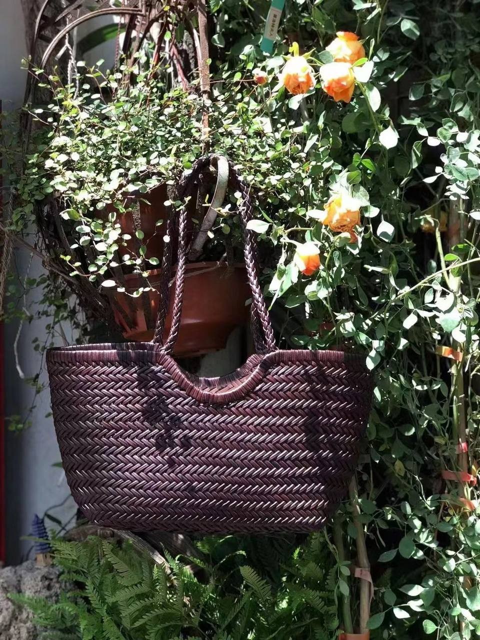 ტყავის ჩანთები